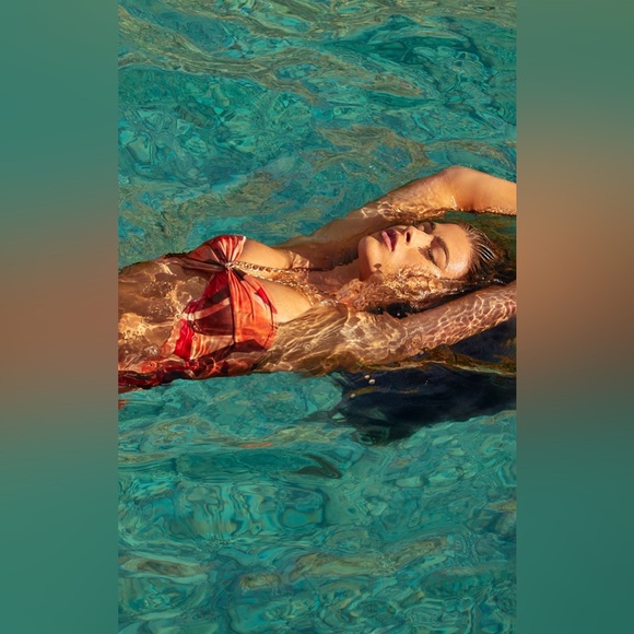 Love Island UK 🇬🇧 Orange Abstract Print Bandeau Chain Cut Out Swimsuit - Picture 7 of 8